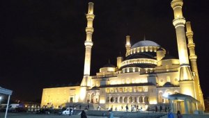 Başkent'te ilk teravih namazında camiler doldu taştı