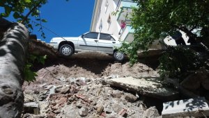 Başkent'te istinat duvarı çöktü, otomobil asılı kaldı
