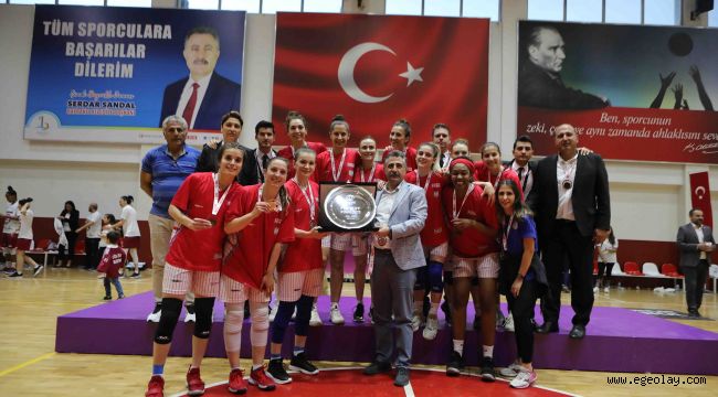 Bayraklı'nın perileri sezonu 3'üncü tamamladı