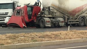 Beton mikseri ile tır çarpıştı, kaza ucuz atlatıldı