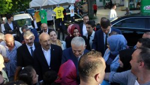 Binali Yıldırım, Fatih'te çarşamba pazarını gezdi