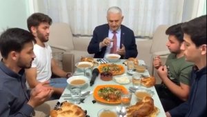 Binali Yıldırım öğrencilerle birlikte iftar yaptı