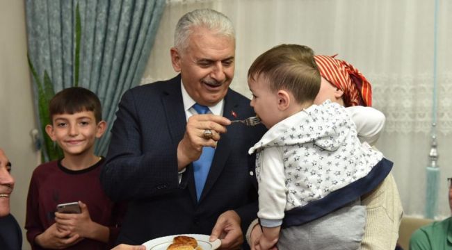 Binali Yıldırım Tan ailesinin iftar sofrasına misafir oldu