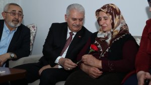 Binali Yıldırım'dan şehit ailesine ziyaret