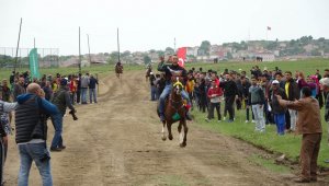 Bir yanda 98 müzikler, bir yanda 'nal' sesi