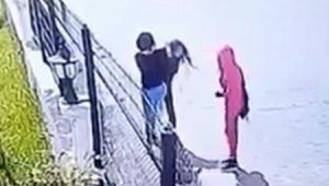 Biri çantayı tuttu diğeri sıkıştırdığı kızı darp etti
