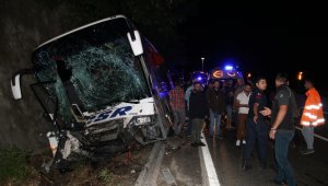Bolu Dağı'nda otobüs traktöre çarptı: 1 ölü, 13 yaralı