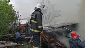 Bolu'da çıkan yangın traktör ve odunluğu küle döndürdü