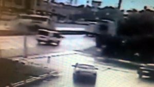 Bursa'da işçi servisinin devrildiği kaza anı kamerada