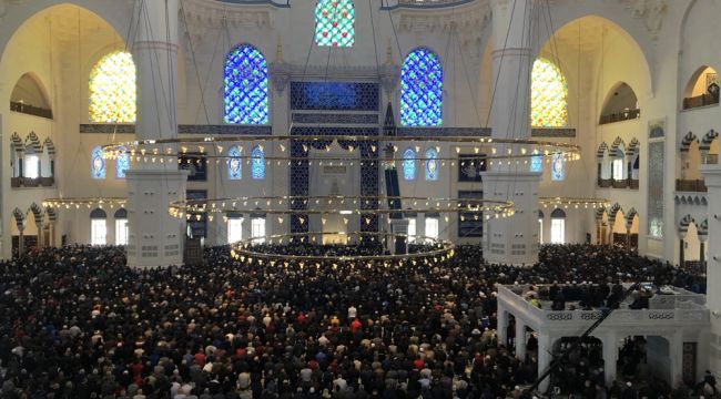 Büyük Çamlıca Camii Ramazan'ın ilk cumasında doldu taştı