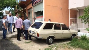 Çocuklarının gözü önünde karısını baltayla öldürdü