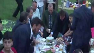Cumhurbaşkanı Erdoğan piknik sofrasında vatandaşlarla iftar yaptı