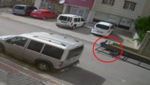 Demir kapı çocuğun üzerine böyle düştü
