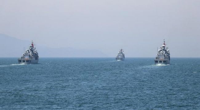 Denizkurdu tatbikatına katılan gemiler Çanakkale Boğazı'ndan geçiş yaptı 