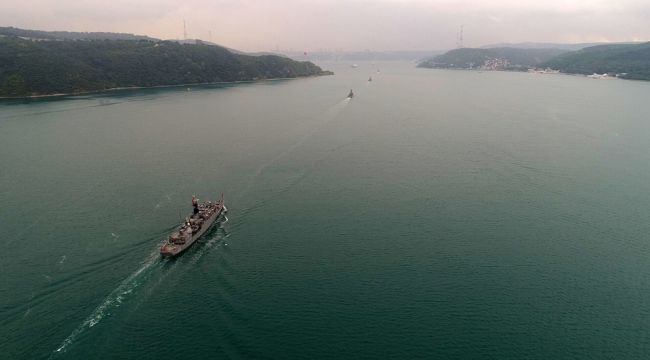 Donanma Gemileri İstanbul Boğazı'ndan geçiyor