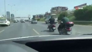 E-5'de motosikletlilerin ipli yolculuğu kamerada