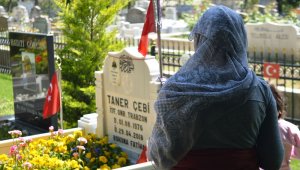 Edirnekapı Şehitliği'nde hüzünlü Anneler günü