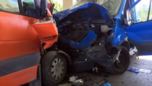Esenler'de 2 ticari minibüs kafa kafaya çarpıştı: 2 yaralı