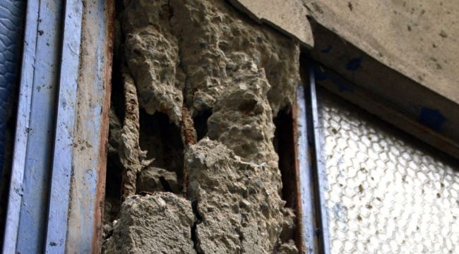 Esenler'de kolonları çatlayan bina boşaltıldı