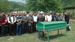 Eşinin baltayla öldürdüğü kadın toprağa verildi