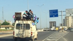 Eşyayla doldurdukları minibüste bakın nasıl yolculuk yaptılar