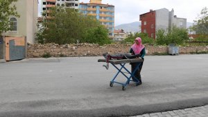 Fedakar anne, hayatını, engelli ikizlerine adadı