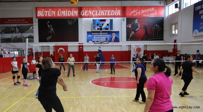 Filenin minik sultanları anneleriyle voleybol oynadı