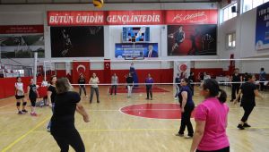 Filenin minik sultanları anneleriyle voleybol oynadı