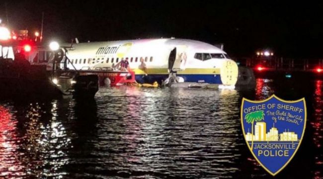Florida'da uçak pistten kayıp nehre girdi