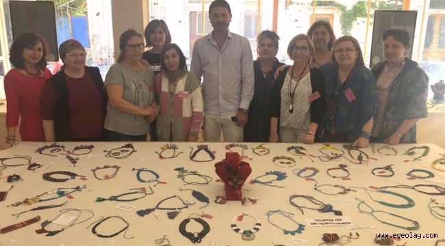 Foça'da 'Anneler gününe özel takı sergisi