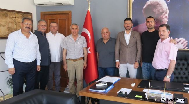 Foça Toplumsal Huzur ve Güvenlik Gönülleri Derneği, Başkan Gürbüz'ü makamında ziyaret etti