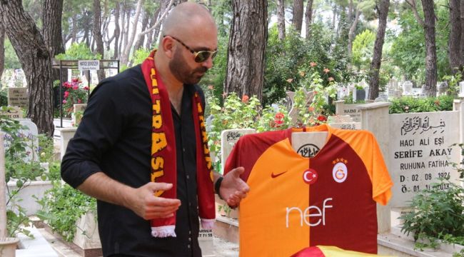 Galatasaray'ın şampiyonluğunu babasının mezarında kutladı