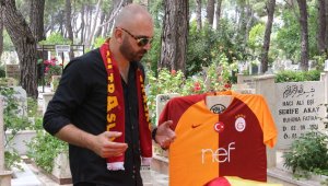 Galatasaray'ın şampiyonluğunu babasının mezarında kutladı