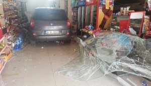 Gaz ve freni karıştırdı, markete girdi
