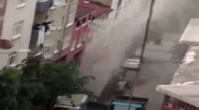 Gaziosmanpaşa'da boru patladı, su metrelerce yükseğe fışkırdı