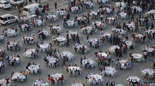 Geleneksel Fırat Yılmaz Çakıroğlu İftar Sofrasına 3000 İzmirli Katıldı
