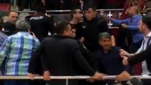 Halk oyunları gösterisinde taraftarlar arasında kavga