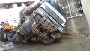 Hatay'da beton mikseri geçişinde parke zemin çöktü