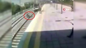 İntihara kalkışan kadını trenin önüne atlayıp kurtardı