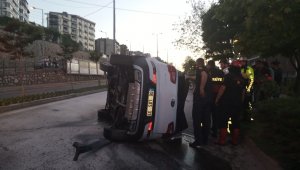 İşaret levhasına çarpan araç takla attı