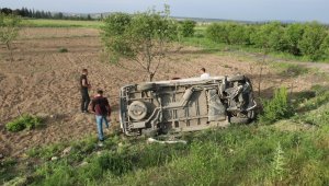 İşçileri taşıyan midibüs devrildi: 7 yaralı