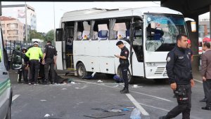 İşçileri taşıyan midibüs ticari araçla çarpışıp yan yattı: 1 ölü, 9 yaralı