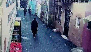 İzmir'deki kapkaç anı güvenlik kamerasına yansıdı