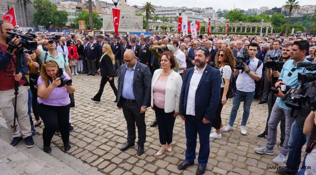 İzmirliler İlk Kurşun'dan Cumhuriyet'e yürüdü