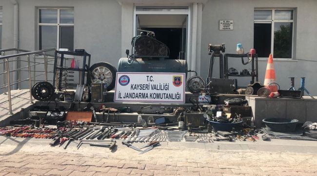 Jandarmanın durdurduğu araçtan 450 parça çalıntı malzeme çıktı