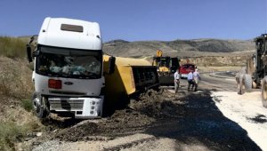 Kahta'da petrol tankeri devrildi: 1 yaralı