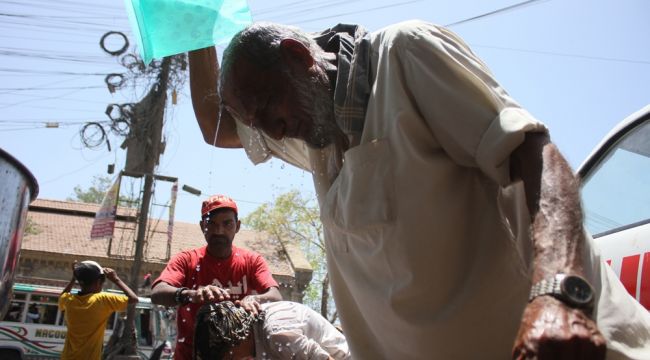 Karaçi'de sıcaklık artışı yüzünden acil durum ilan edildi