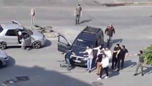 Kemerle saldıran sürücü, yediği yumrukla nakavt oldu