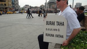 Kendi mezar taşını yaptırıp Taksim'de dolaştı