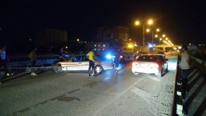 Kontrolden çıkan otomobil bariyerlere çarptı